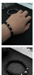 Detailaufnahme von Lavasteinperlen mit einem silbernen Buddha-Kopf-Akzent am Armband