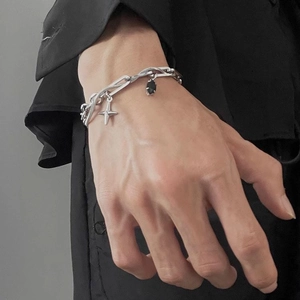Herrenarmband aus Titanstahl mit Sternanhänger und schwarzem Edelstein in Silberoptik