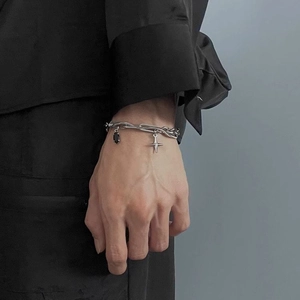 Herrenarmband aus Titanstahl mit Sternanhänger und schwarzem Edelstein an der Silberkette