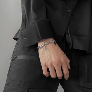 Titanstahl-Armband mit Sternanhänger und schwarzem Edelstein am Handgelenk