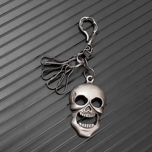 Retro punk skull keychain with vintage zinc alloy finish and multifunctional utility hooks