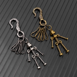 Portachiavi robot steampunk vintage in bronzo e canna di fucile con dettagli meccanici