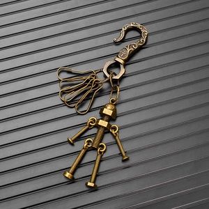 Dettaglio portachiavi robot steampunk vintage con componenti meccanici e gancio inciso