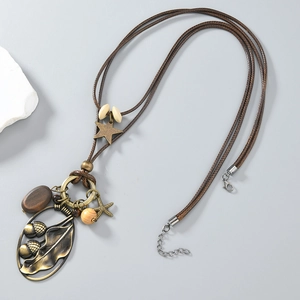 Sautoir bohème vintage avec pendentif feuille gland et perles en bois sur fond gris