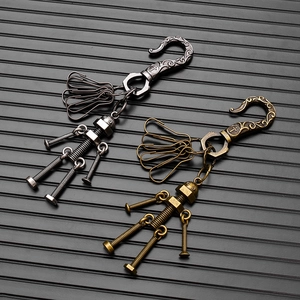 Dettaglio di portachiavi robot vintage in bronzo e grigio con arti metallici mobili