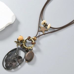 Vue détaillée du collier bohème rétro avec pendentifs multiples et perles en bois
