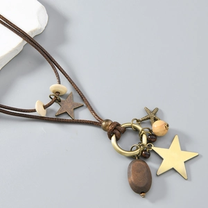 Detail der vintage Boho-Halskette mit Bronze-Anhängern und Holzperlen-Elementen