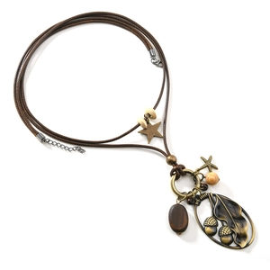 Long collier rétro bohème avec breloques étoile feuille en bronze et perles de bois