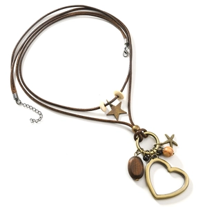 Collier bohème multicouche avec pendentifs cœur, perles en bois et cordons de cire marron chic