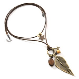 Boho Lange Halskette mit Bronze Federanhänger und Holzperlen auf brauner Kordel