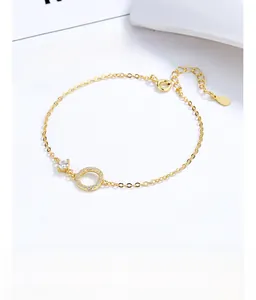 Nahaufnahme der S925-Silberpunze auf goldenem Armband mit Pavé-Zirkonia-Kreisanhänger