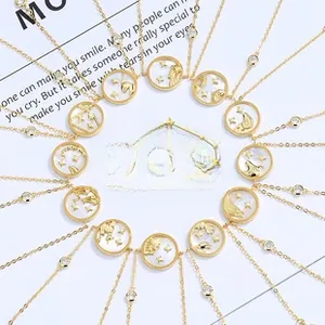 Vue détaillée de 12 colliers zodiacaux dorés avec nacre blanche et relief d'étoiles