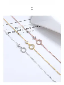 Detail von Silber Gold und Roségold Armbändern mit Kristallkreis Design