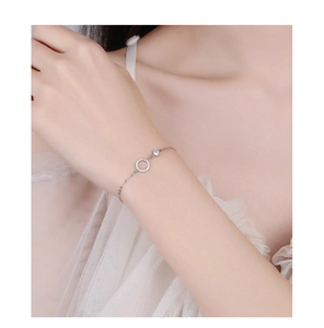 Elegantes 925er Sterlingsilber-Armband mit Diamantkreis am Handgelenk einer Frau