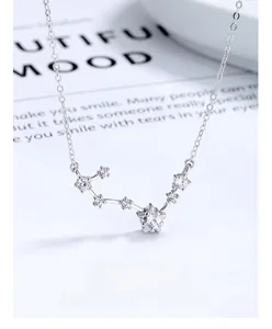 Gros plan détaillé du pendentif constellation Grande Ourse en argent 925 et zircons