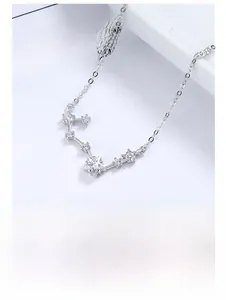 Vue macro du collier Grande Ourse en argent 925 avec des zircons cubiques étincelants