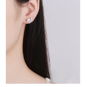 Détail de boucle d'oreille feuille d'olivier en argent 925 avec perle et zircons