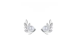 Vue détaillée de boucles d'oreilles perles branche d'olivier argentées et cristaux