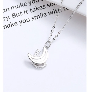 Dettaglio della collana luna in argento sterling 925 con madreperla e marchio inciso