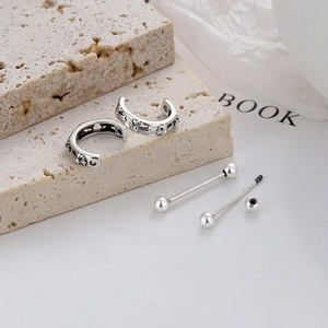 Orecchini a cerchio a C in argento 925 vintage con motivi a croce incisi a mano