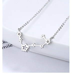 Détail du collier Grande Ourse en argent sterling avec pendentif constellation et zircon