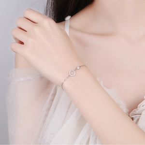 Minimalistisches Armband aus 925er Sterlingsilber mit glitzernden Diamanten am Handgelenk