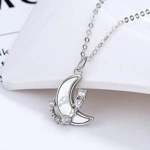 Collana in argento 925 con pendente luna in madreperla bianca e pietre di zircone