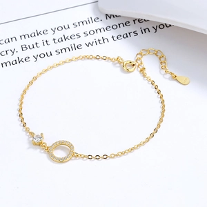 925 Sterling Silber vergoldetes Armband mit glitzerndem Zirkonia-Anhänger auf weißem Grund