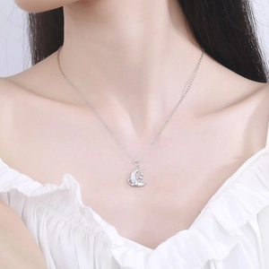 Collana con luna in argento 925, madreperla bianca e zirconi luccicanti da donna chic