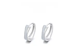 Détail macro de créoles en argent avec finition polie et incrustation d'émail bleu clair