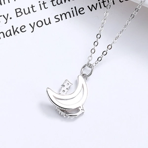 Collana in Argento 925 con Ciondolo a Mezzaluna, Madreperla e Dettagli in Zircone