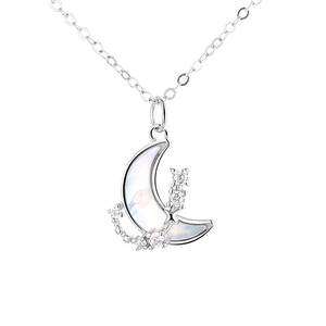 Elegante collana a mezzaluna in argento 925 con madreperla bianca e zirconi scintillanti