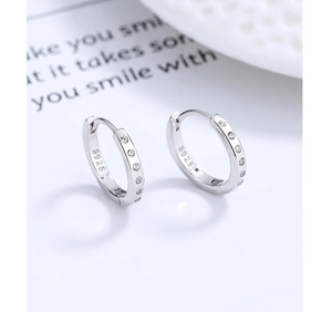 Gros plan des créoles en argent sterling S925 avec détails en zircons cubiques clairs