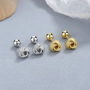 Dettaglio degli orecchini a sfera intrecciata in oro e argento con chiusura a vite