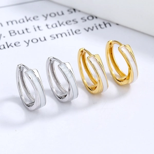 Boucles d'oreilles créoles croisées en argent 925 avec émail blanc en or et argent