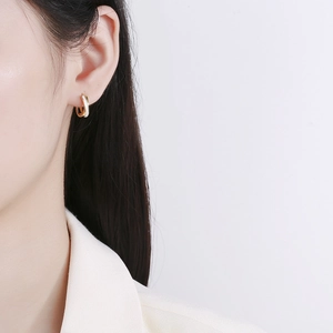 Boucles d'oreilles créoles croisées en argent 925 avec émail doré et blanc
