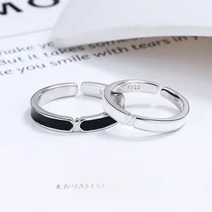 Macro di anelli per coppia in argento S925 con dettaglio a X romana e fascia regolabile