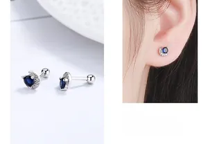 Dettaglio di orecchini a luna in argento 925 con cristallo blu e chiusura a vite
