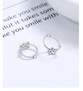 Détail du poinçon S925 sur les boucles d'oreilles asymétriques étoile et lune