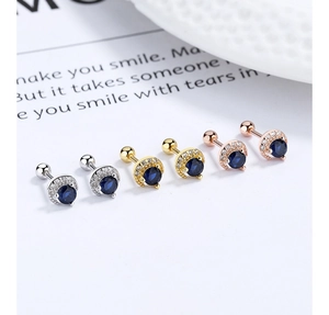 Tre paia di orecchini a mezzaluna in argento, oro e oro rosa con pietre blu
