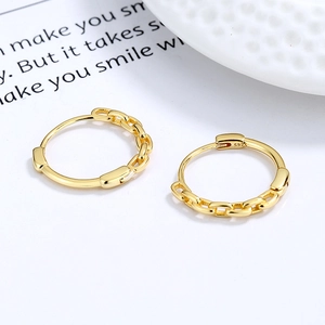 Par de pendientes de aro de plata 925 bañados en oro con textura de cadena tejida