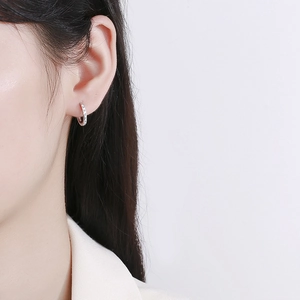 Créoles en argent sterling S925 avec zircons portées par un mannequin, vue rapprochée