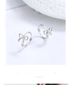 Makroaufnahme der 925er Sterling Silber Schleifen-Ohrringe mit minimalistischem Design