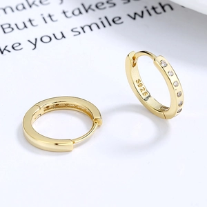 Élégantes boucles d'oreilles huggies en argent 925 plaqué or avec cinq zircons brillants