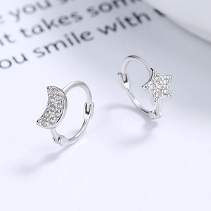 Boucles d'oreilles créoles asymétriques en argent 925 avec charmes lune, étoile et zircon