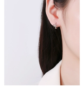 Nahaufnahme von Model mit 925 Sterling Silber Ohrringen in Schleifenform