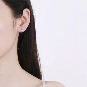Boucle d'oreille étoile en argent sterling 925 avec zircone portée par un mannequin