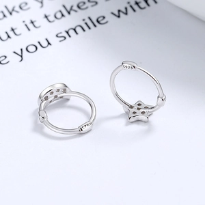 Boucles d'oreilles créoles minimalistes en argent S925 avec pendentifs étoiles et zircons