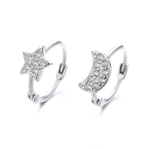 Boucles d'oreilles créoles asymétriques en argent 925 avec breloques lune et étoile