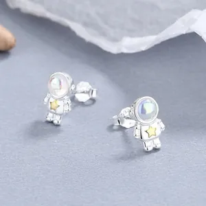 Makro-Detail von S925 Silber Astronauten-Ohrringen mit Perlmutt-Effekt und Goldstern